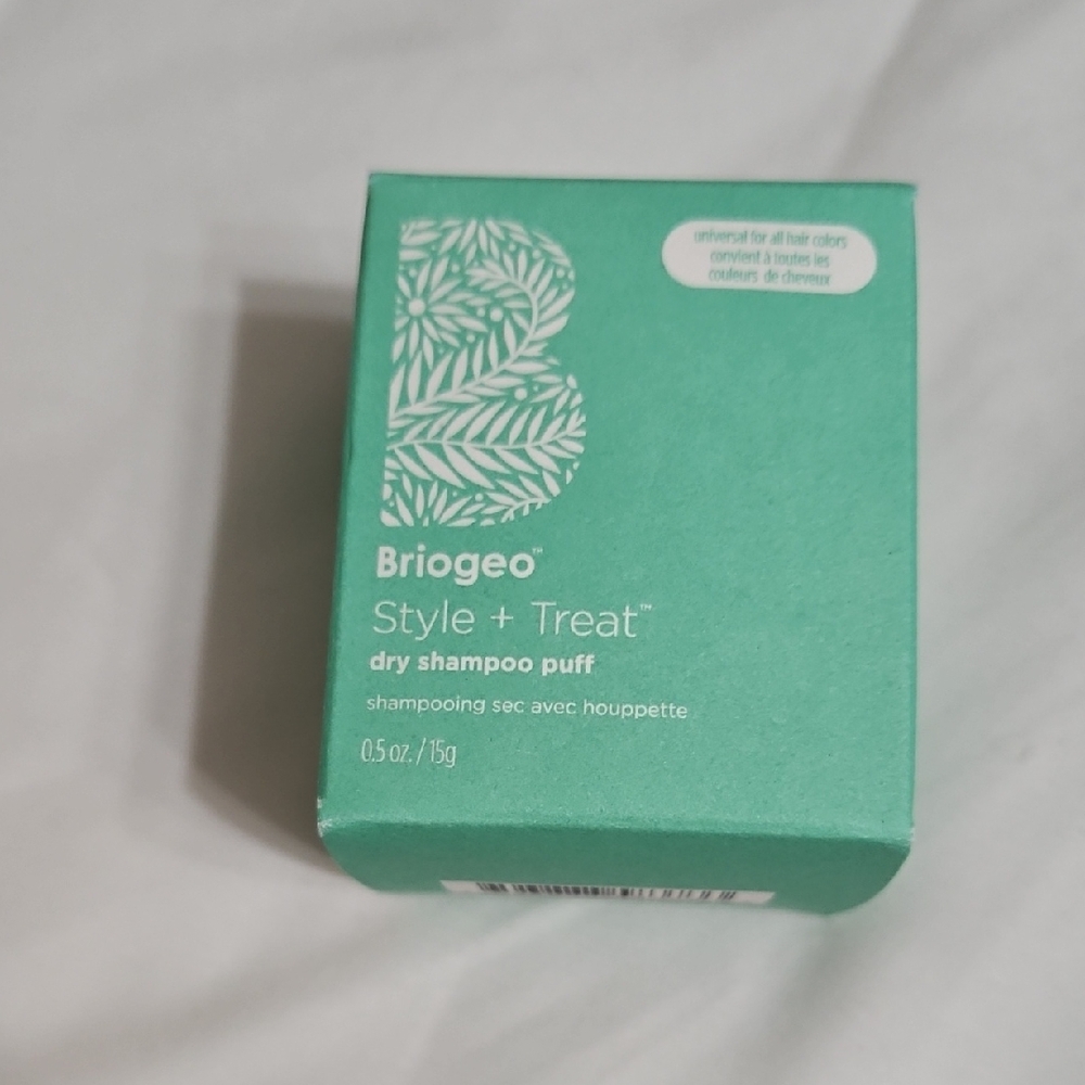 Briogeo Style + Treat Dry Shampoo Puff